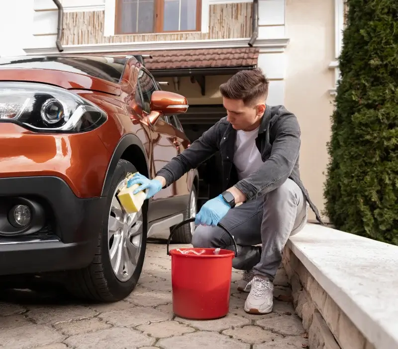 Lavage auto à domicile Saint-Pierre-la-Palud : professionnel intervenant sur un véhicule